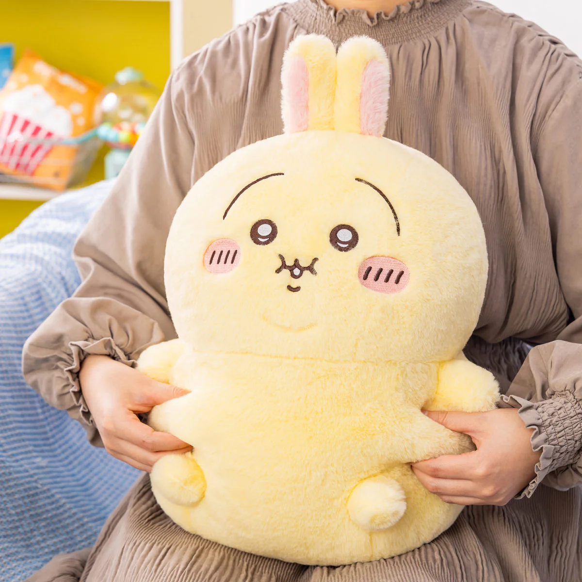 ちいかわ 重め！ぼっちゃり抱っこぬいぐるみ（ハチワレ） - Image 3