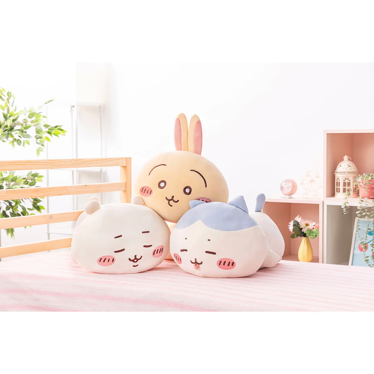 ちいかわ マシュマロみたいな寝そべり抱きぬいぐるみ（ねむねむハチワレ） - Image 2